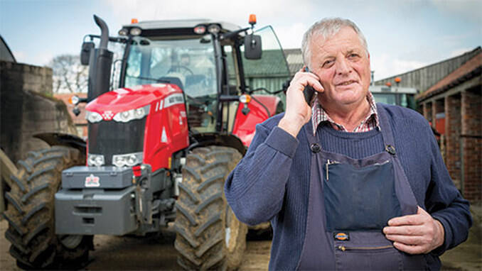 Fermier vorbind la telefon