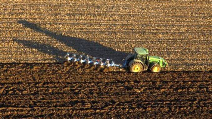 Tractor in camp care ara cu plugul