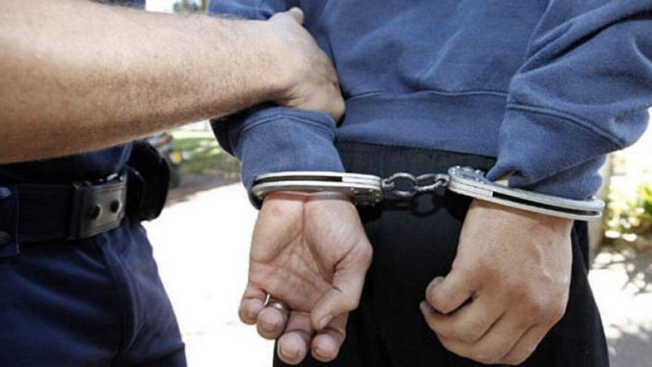 o persoana cu mainile in catuse la spate