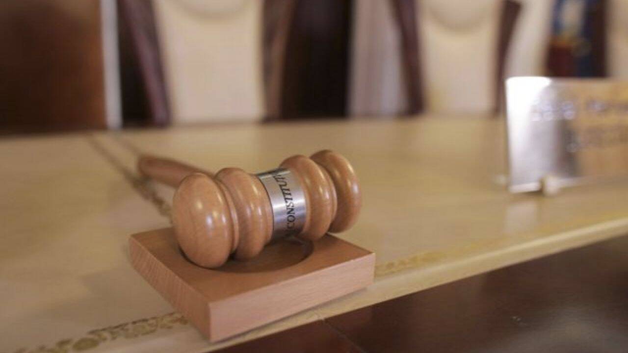 un ciocan de lemn folosit la CCR