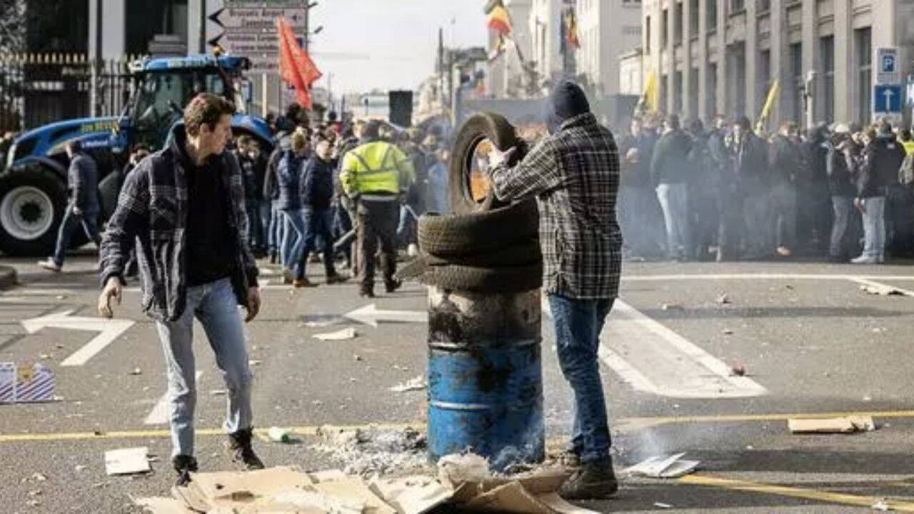 mai multe persoane in mijlocul unei strazi si tractoare