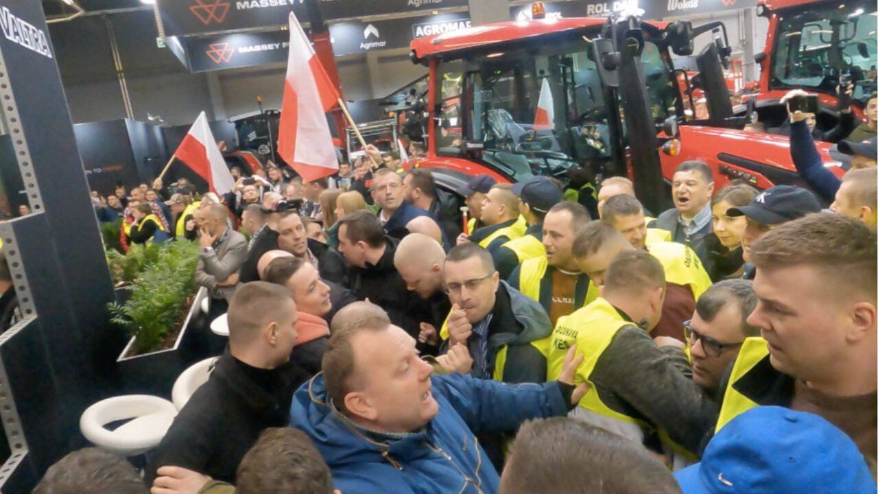 un grup de fermieri in veste galbene protestand