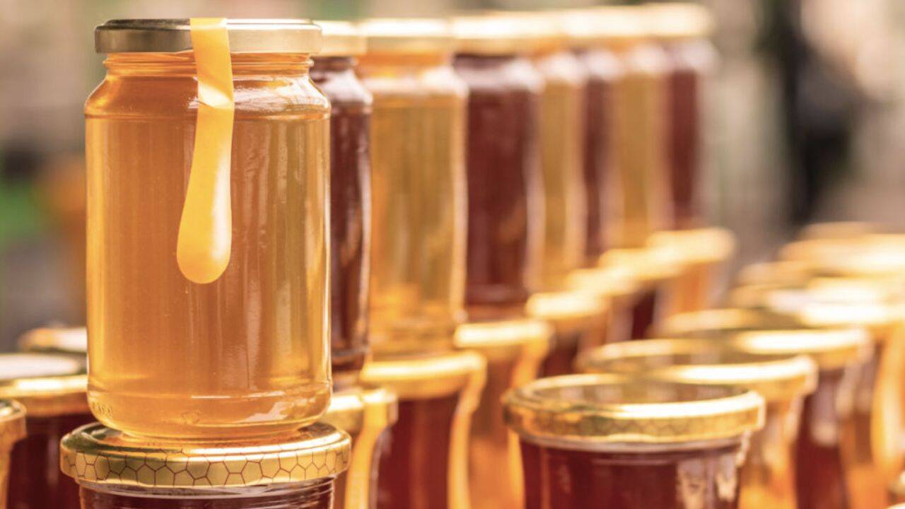 mai multe borcane cu miere