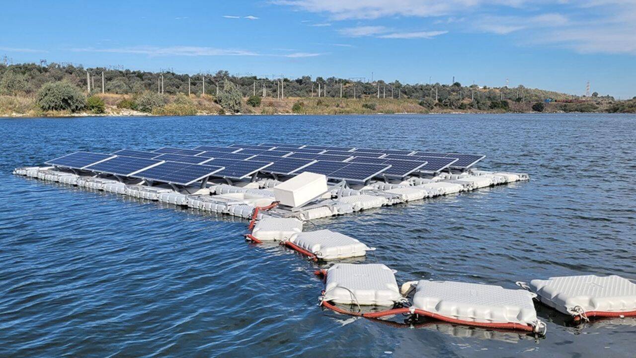 panouri fotovoltaice pe apa