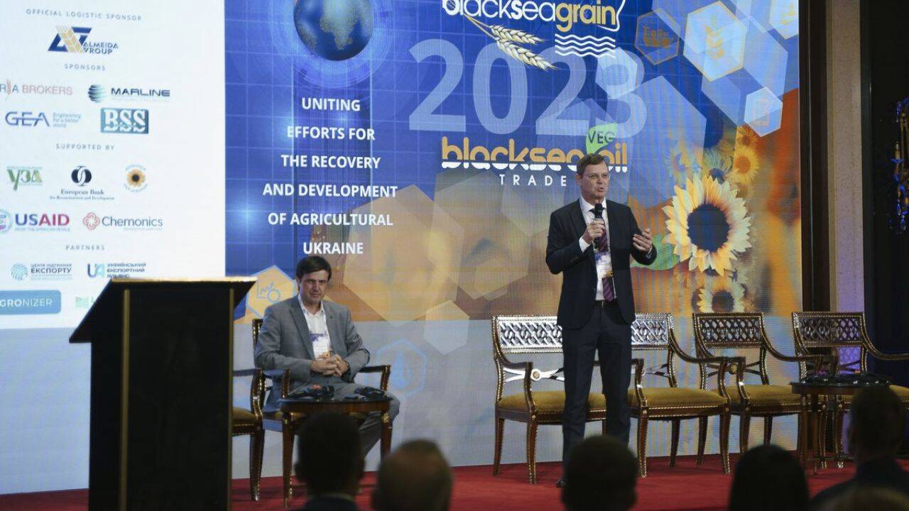 doua persoane pe scena