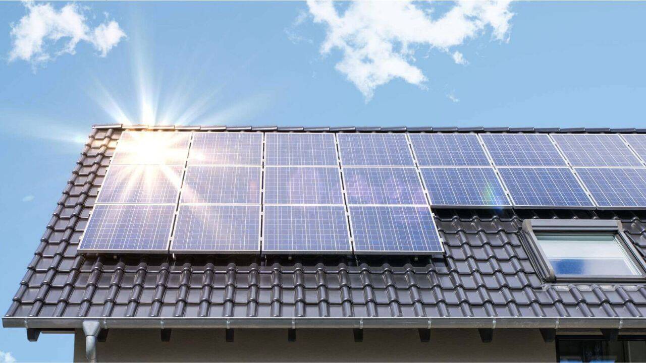 o casa cu panouri fotovoltaice pe acoperis