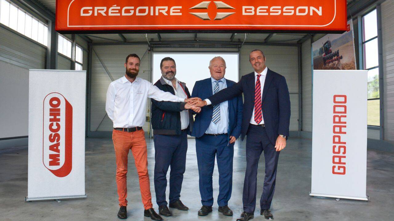 patru persoane care intind mainile langa niste panouri de publicitate