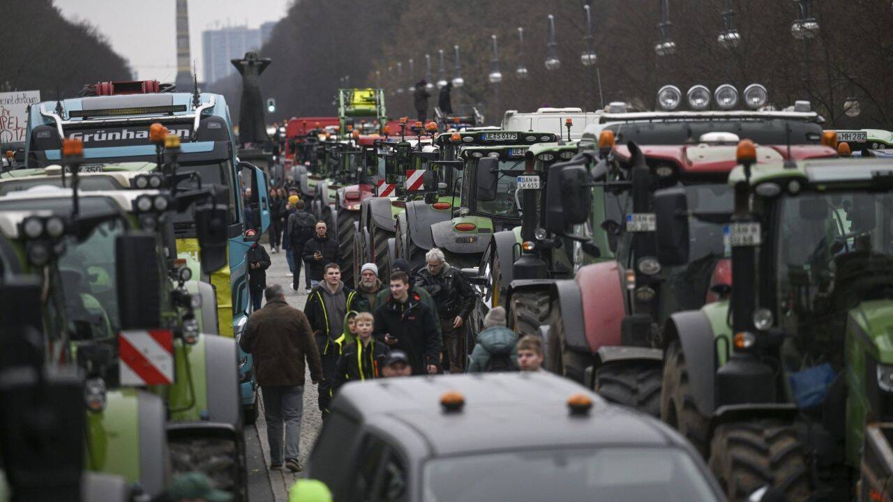 tractoare si oameni pe sosea