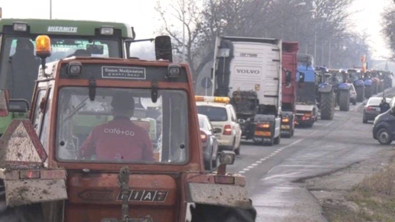 masini, tractoare si tiruri pe drum