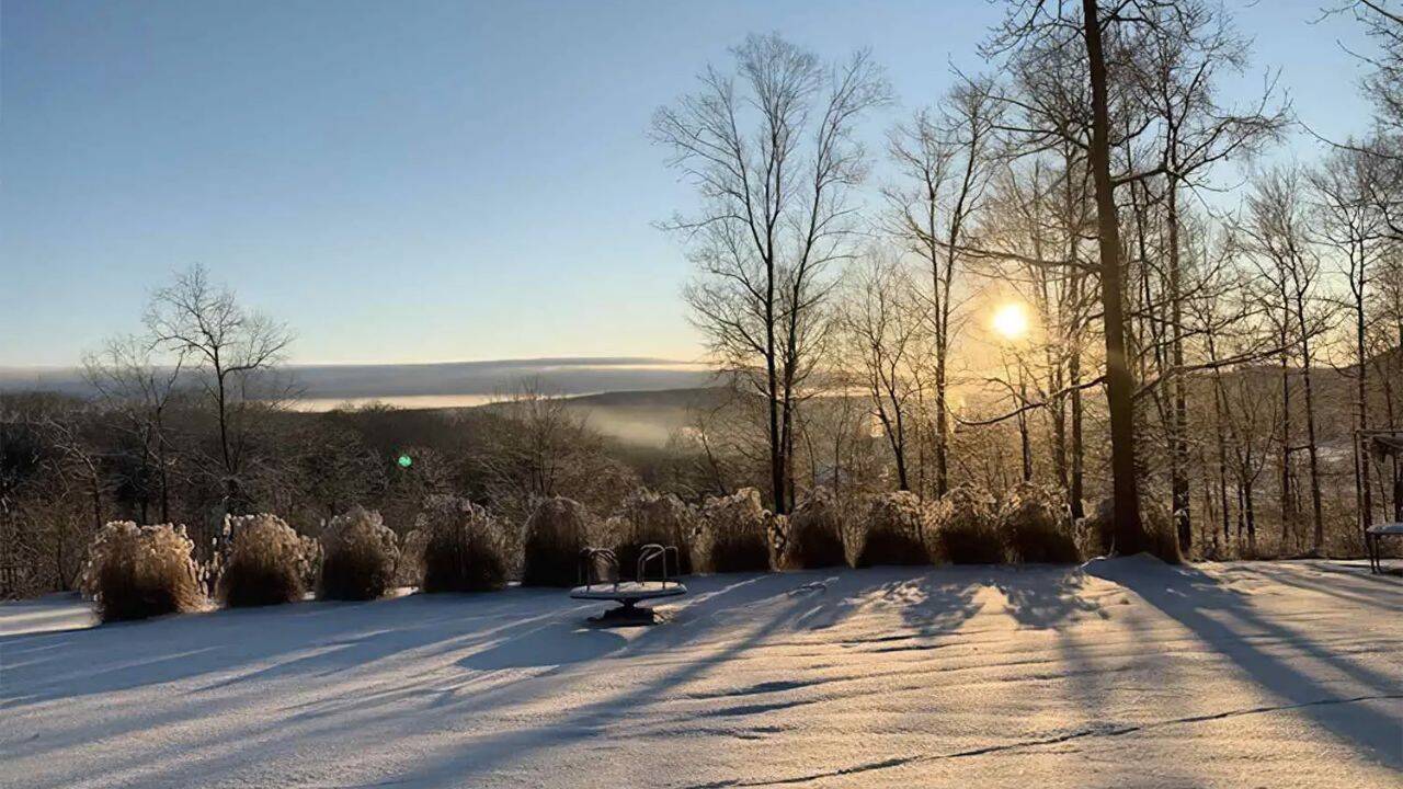 teren cu zapada si soare