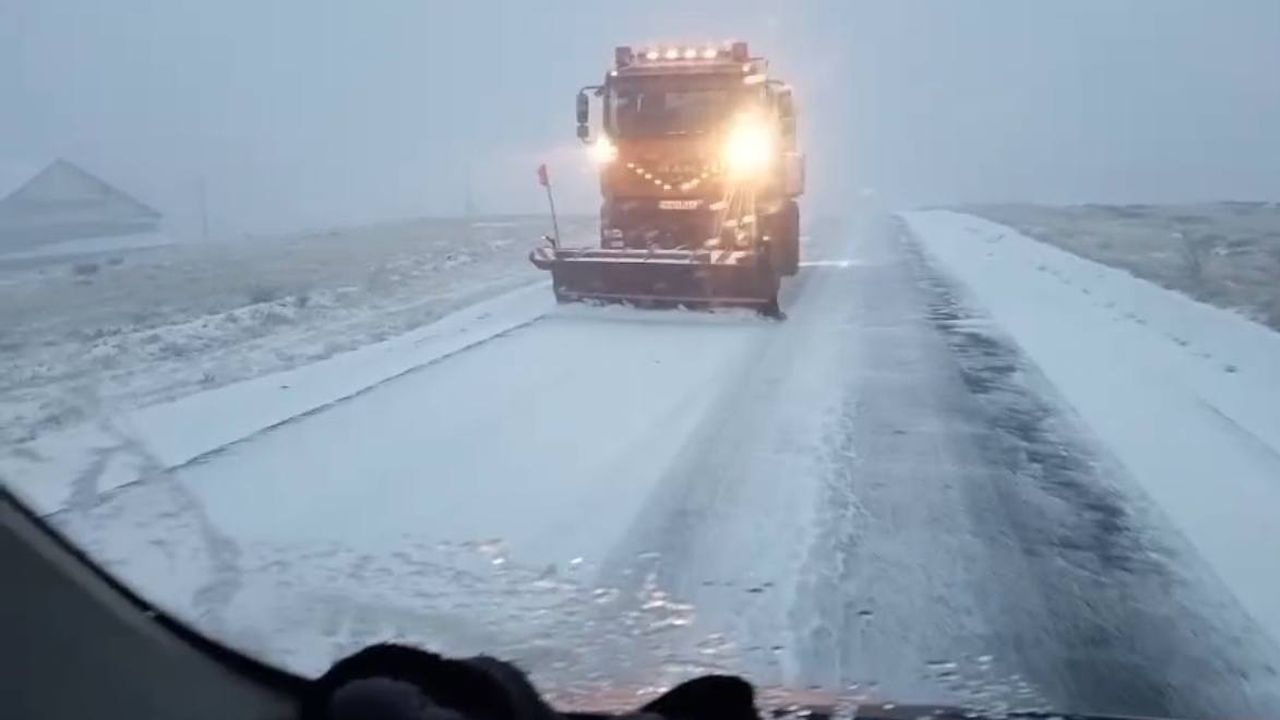 Mașină de deszăpezit pe un drum județean