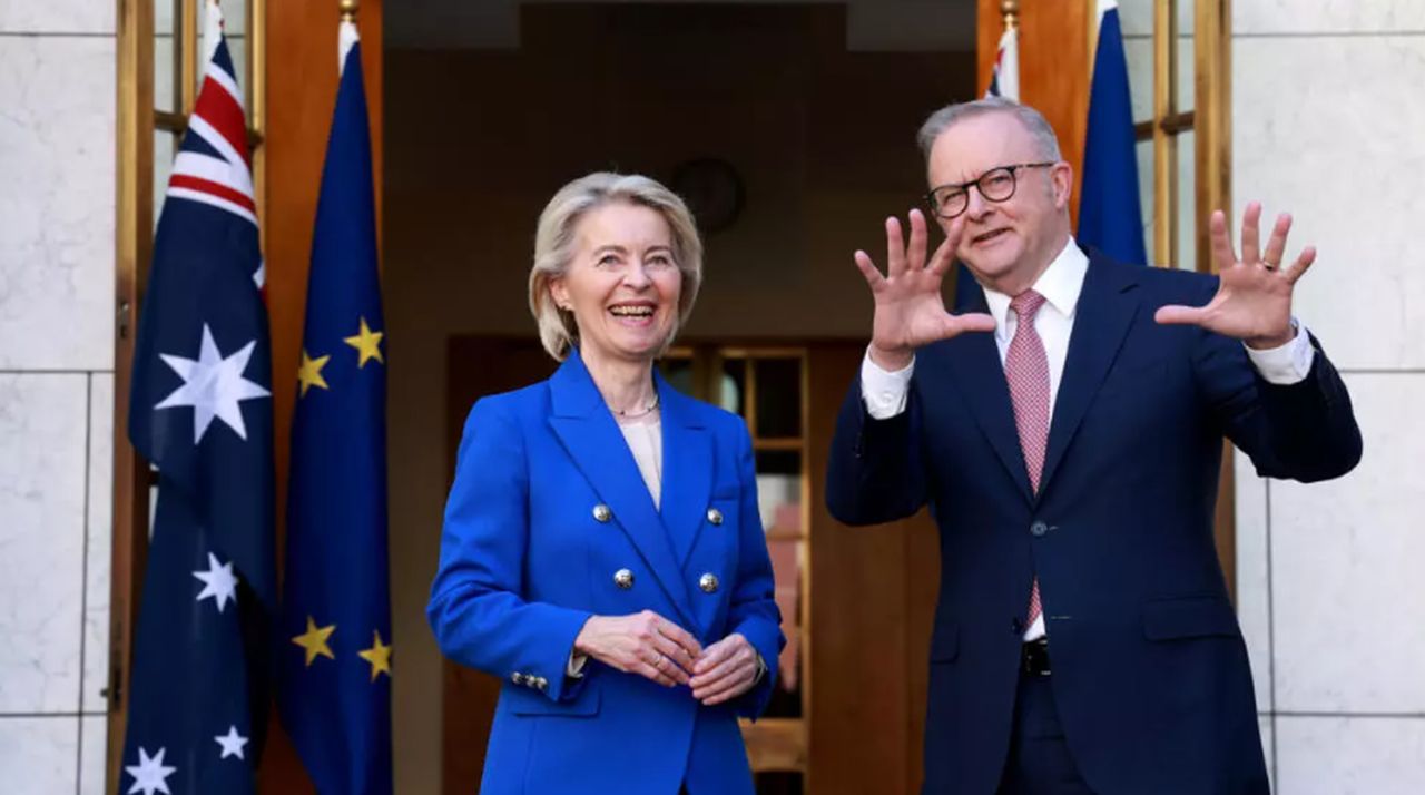 Prim-ministrul australian Anthony Albanese (dreapta) o primește pe președinta Comisiei Europene, Ursula von der Leyen, la discuții la Parlamentul din Canberra, pe 24 martie 2026