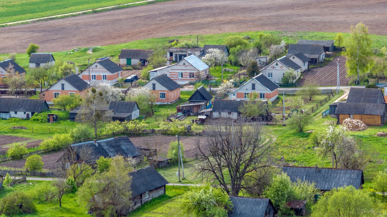 Case la marginea unui sat